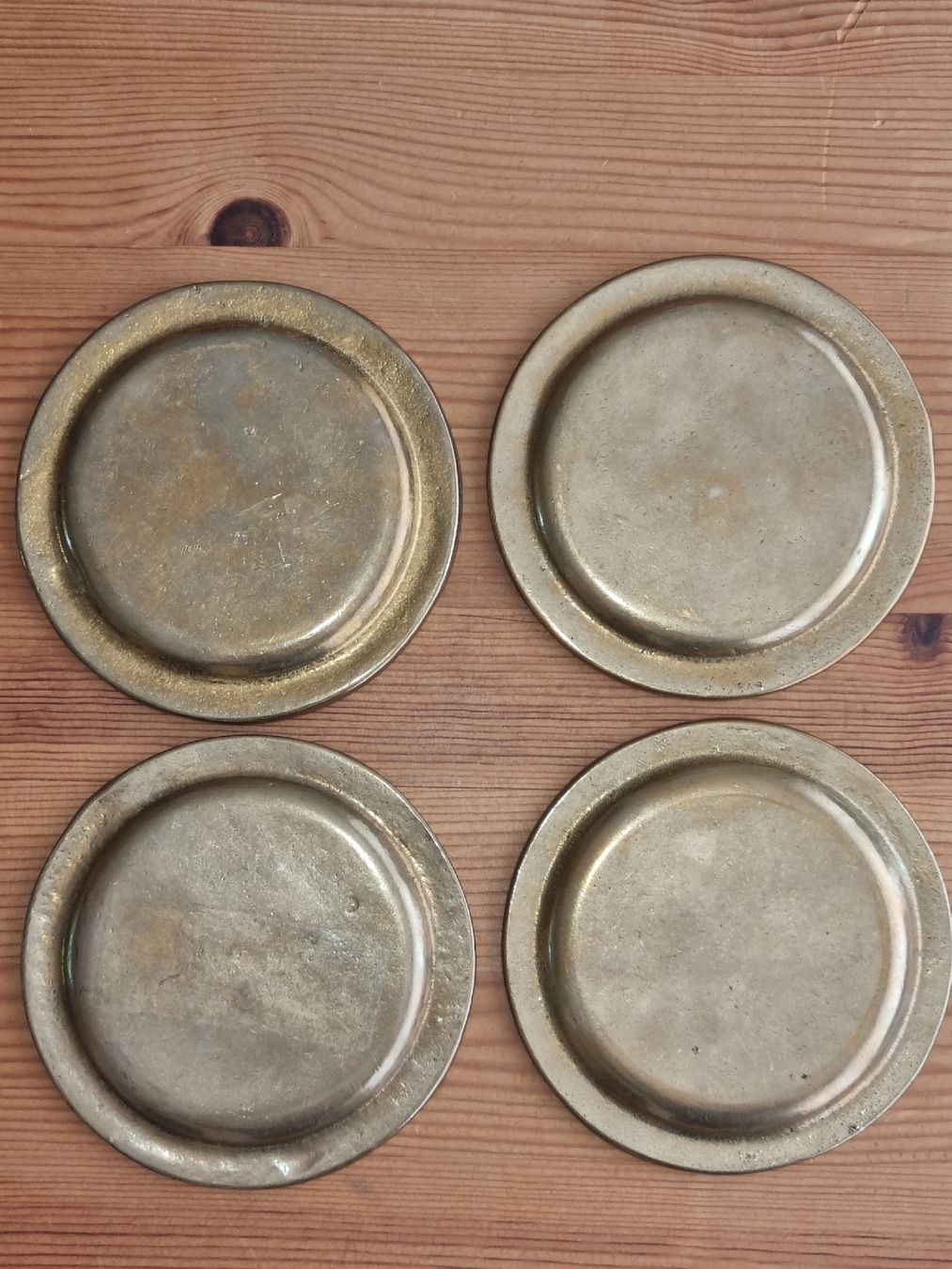 Piatti: 4 Messing Unterteller, DM 10.5cm, Top Zustand – Usato da Laupen BE venduto da Bombers 1