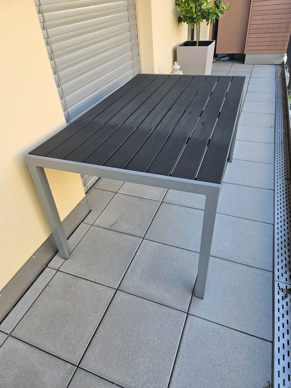 Set di tavolo e panche: Gartentisch Aluminium mit Holzimitat Platte – Usato da Seuzach venduto da luc_r2nh 1
