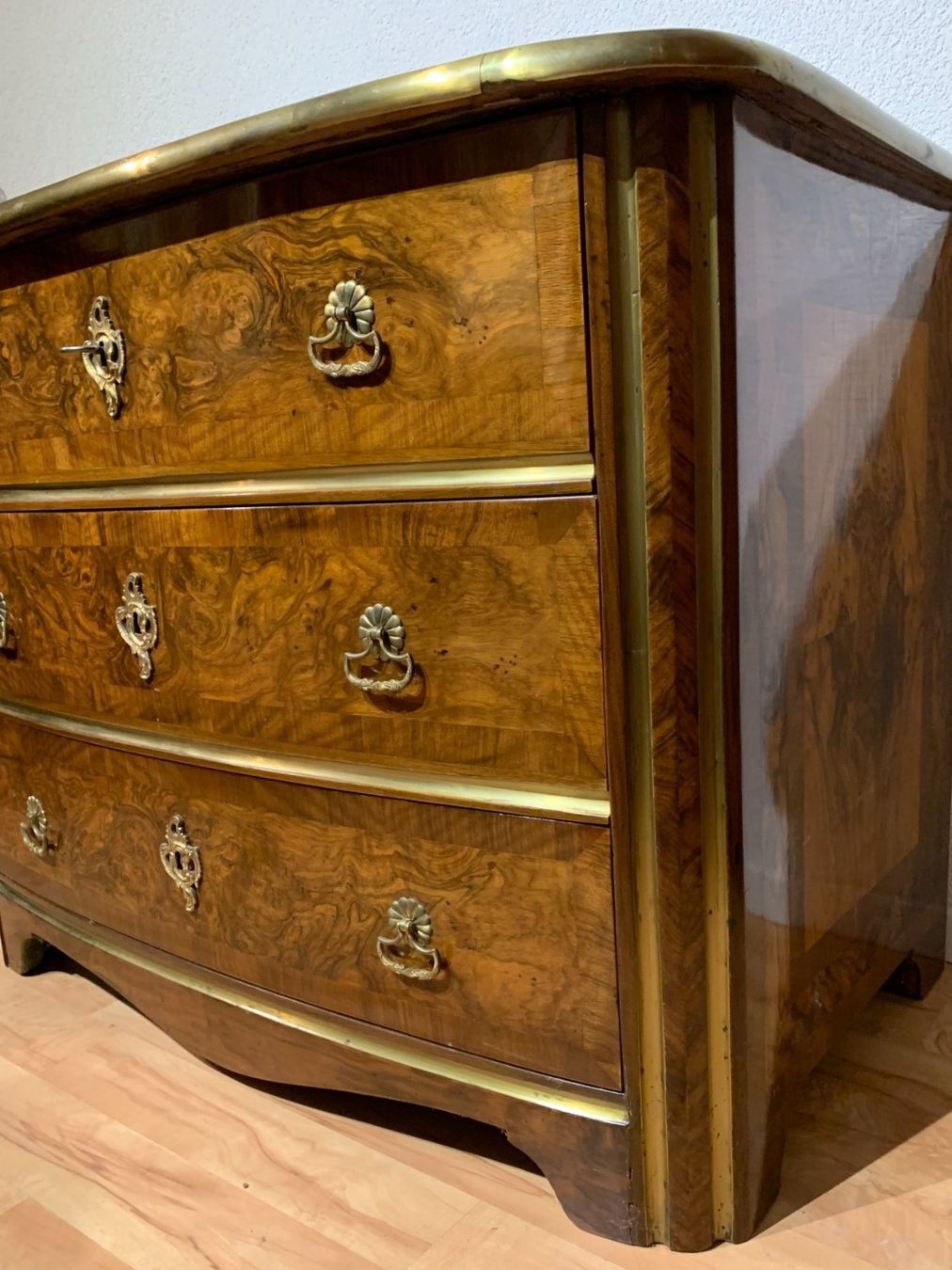 Cassettiere: Berner Barock Kommode, Mathäus FUNK um 1745, Nussbaum – Usato da Worb venduto da farben20zauber 2