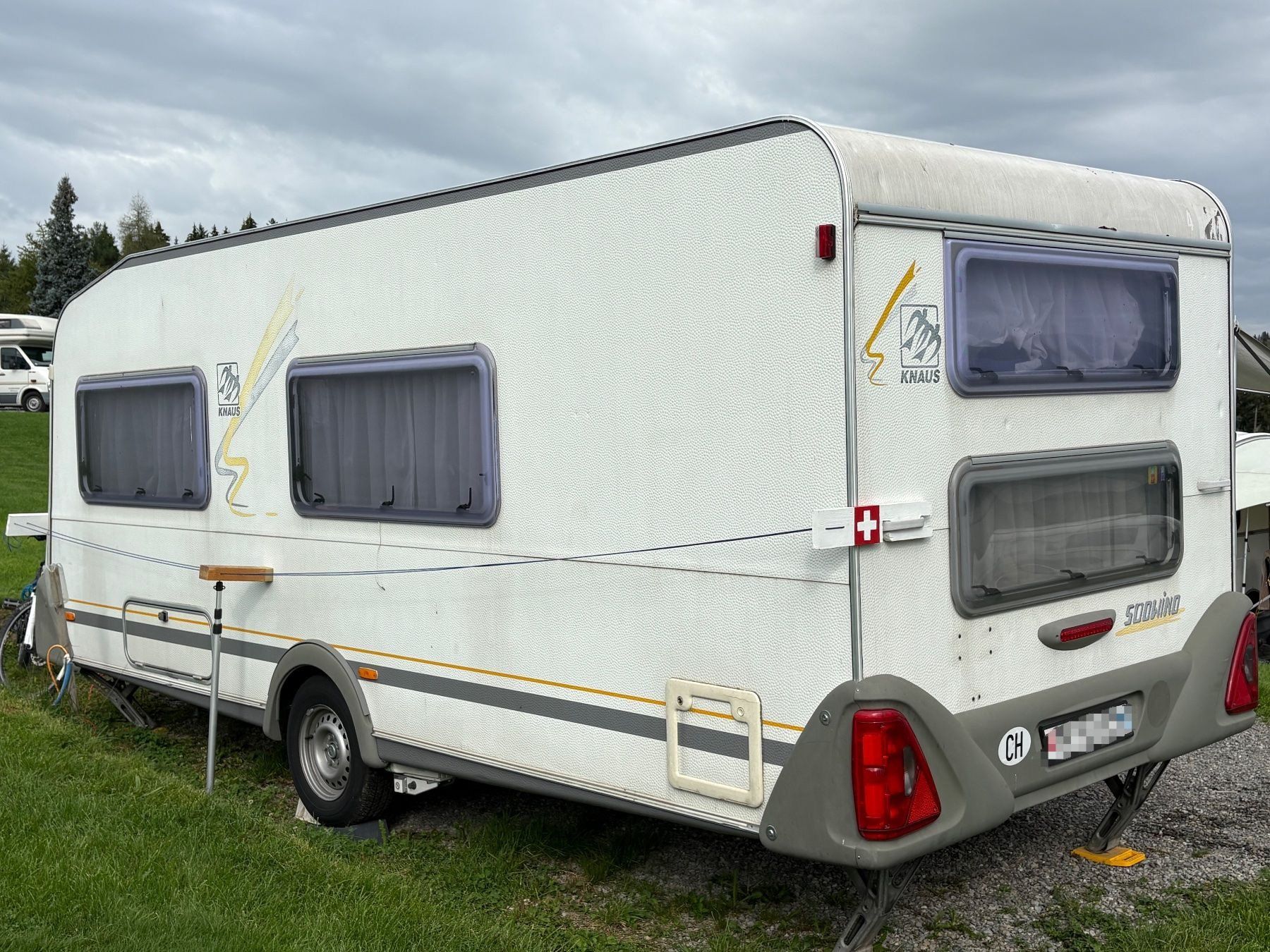 Knaus Veicoli da campeggio: Wohnwagen Knaus Südwind 500 mit Mover – Usato da Dietlikon venduto da afh65