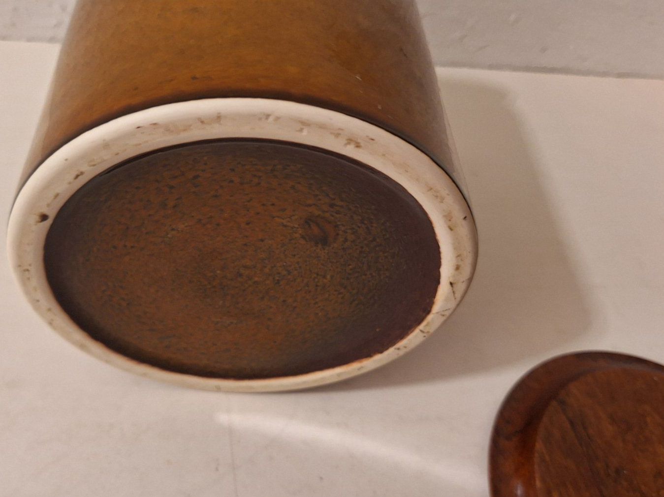 Altro in Decorazioni & Accessori: Schlichte Vintage Keramikdose mit Holzdeckel – Usato da Arlesheim venduto da shopradl 2