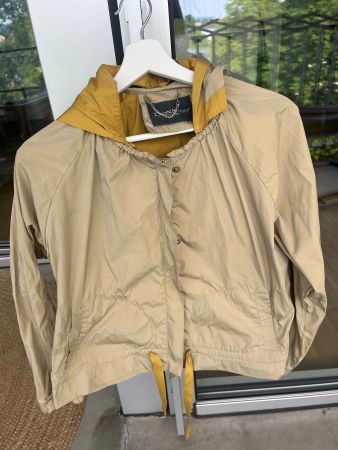 Leonardo Jacke mit Kaputze mit goldigen Details