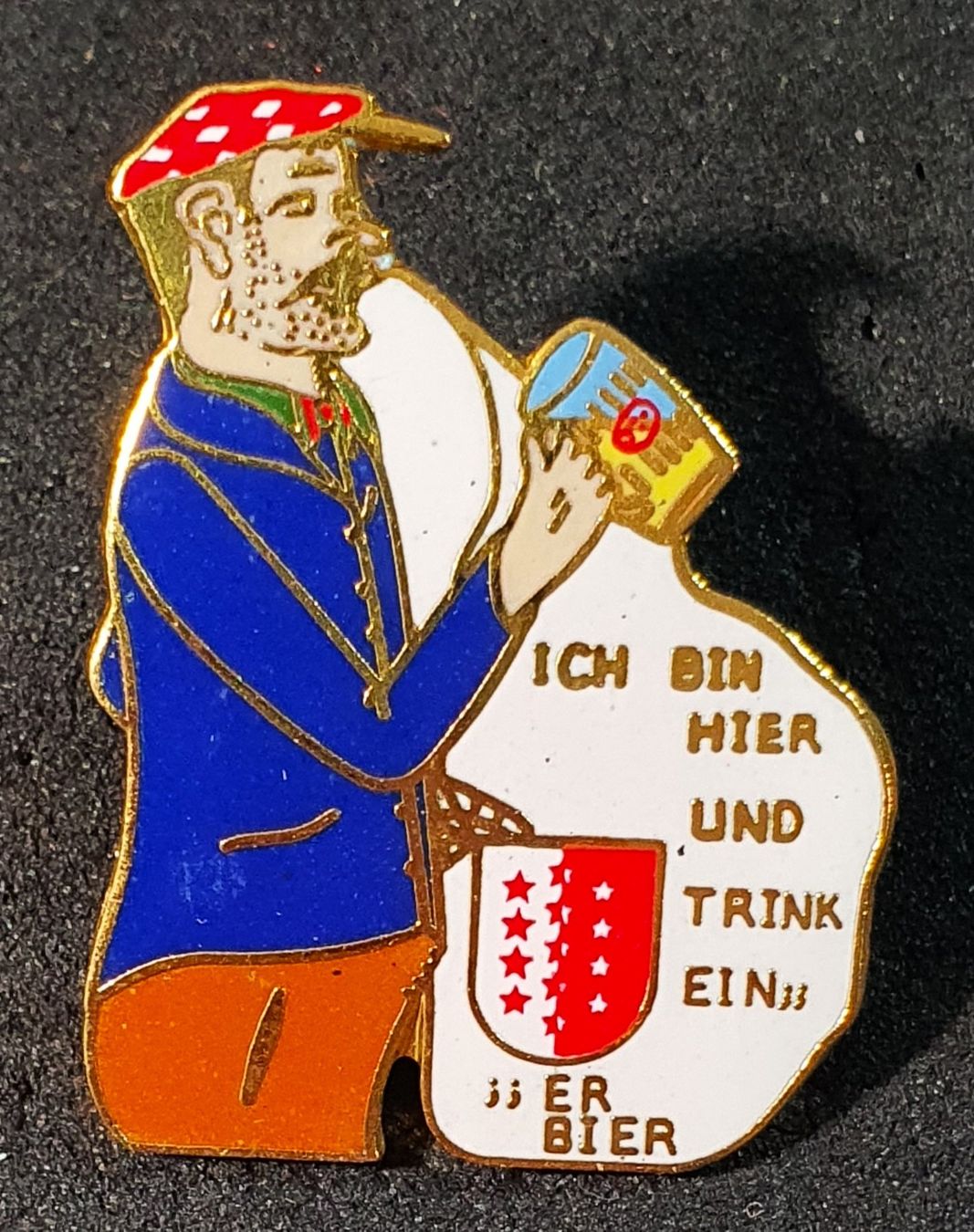 Plaquettes & Badges: GG214 - Pin Ich bin hier und Trink ein Walliser Bier – D'occasion à Reinach BL par Boston-Verkauf