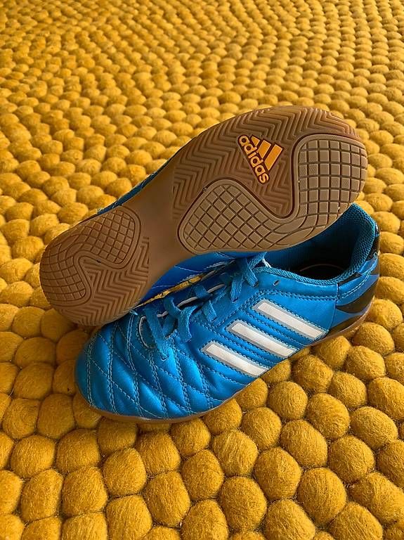 Adidas Schuhe für Jungen: Chaussures de foot Adidas, T. 31 – Gebraucht aus Villars-sur-Glâne von Magdaka 1
