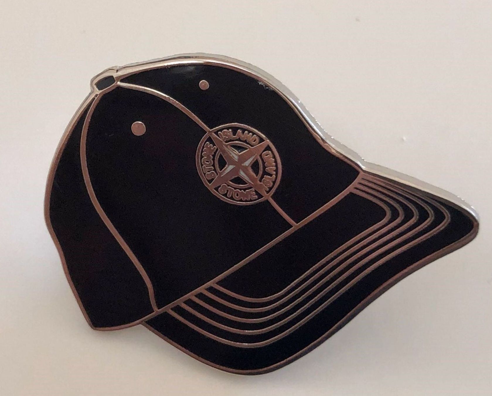 Placchette & Badge: Stone Island Pin, Anstecker – Nuovo (secondo la descrizione) da Meilen venduto da Art-Friend