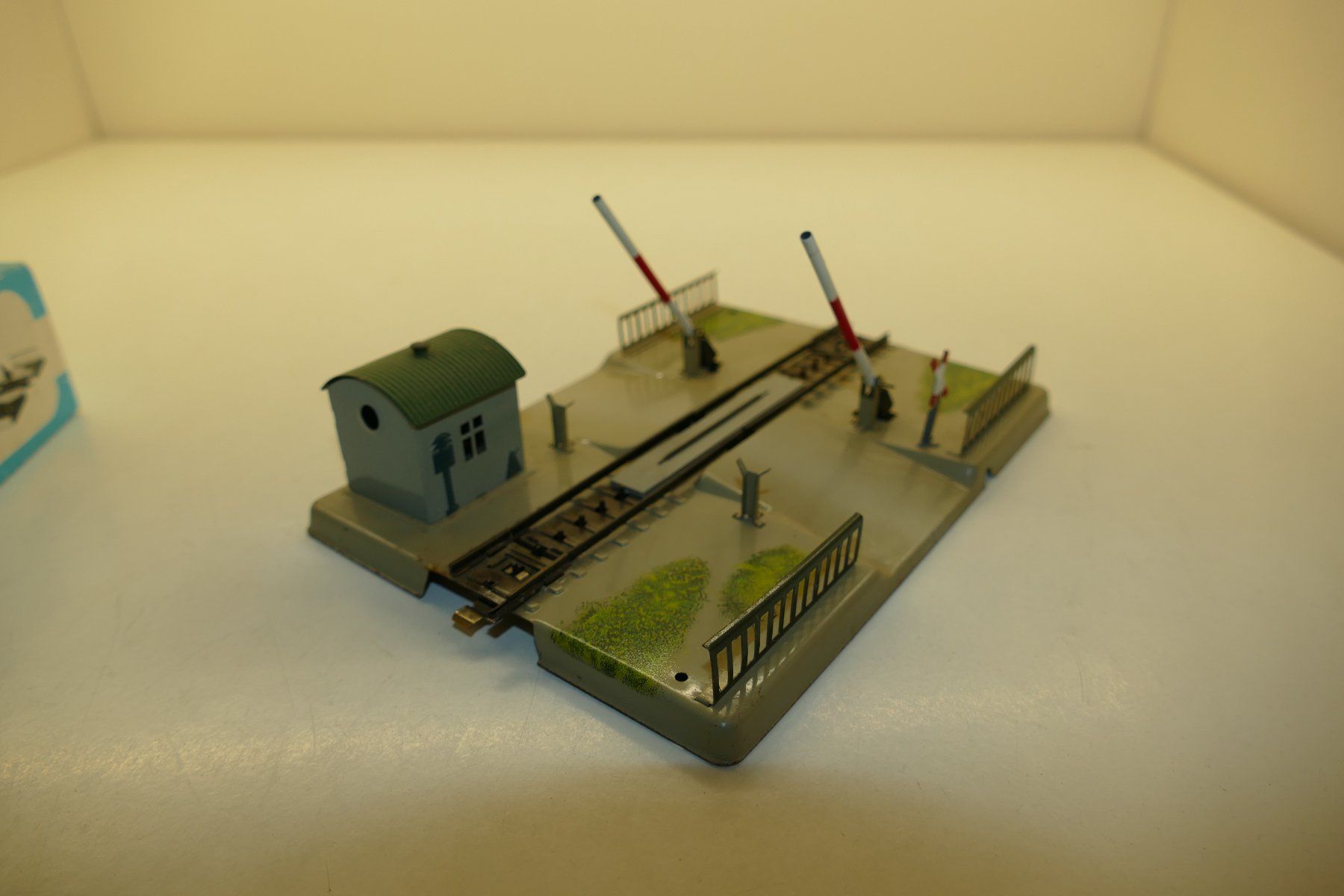 Märklin Modellini di ferrovie: Märklin H0: Mechanischer Bahnübergang – Usato da Niederhasli venduto da rail-duerst 4