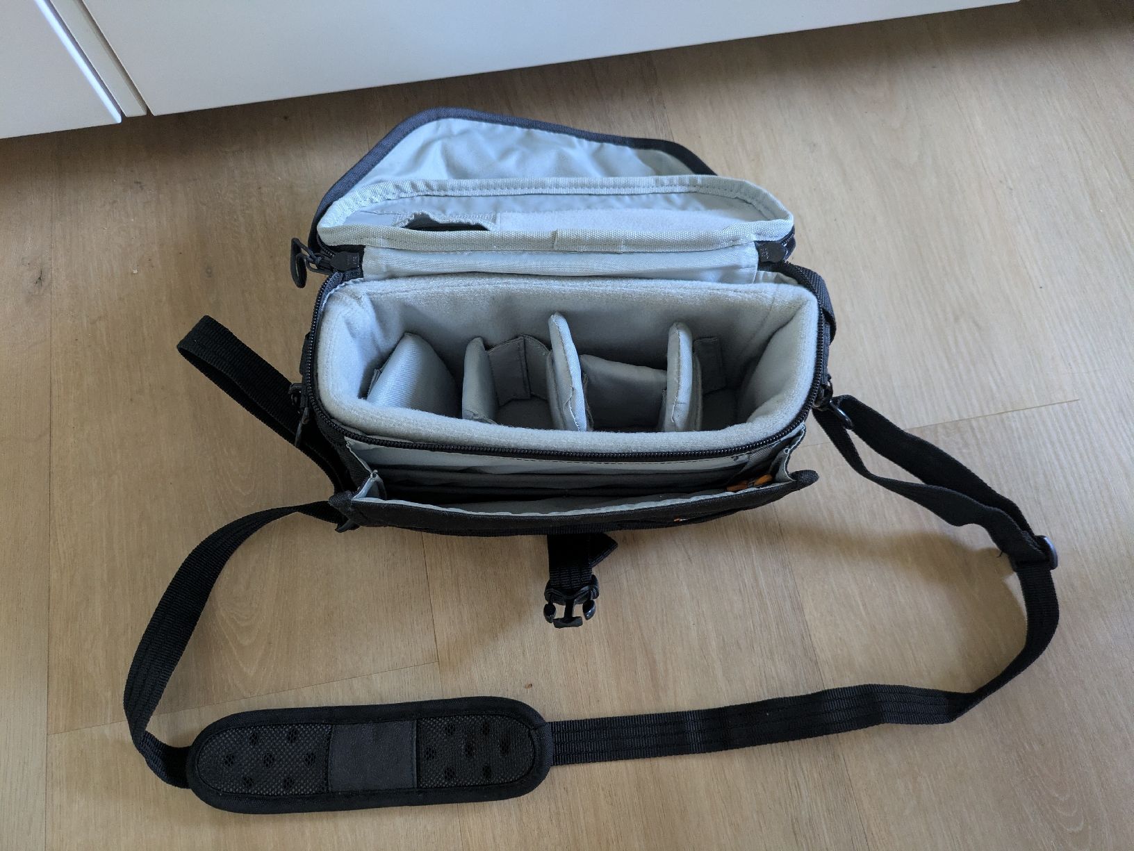 Lowepro Borse: Lowepro Camera Bag black  SH 120 AW – Usato da Bern venduto da han_lx9c