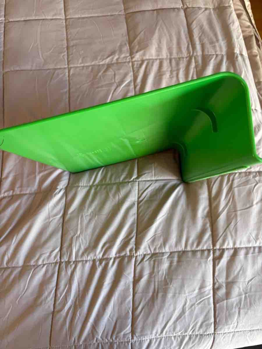 Ikea Support d'écran: IKEA BRÄDA Laptophalterung oder Schneidebrett Grün – D'occasion à Zürich par mar_qwy5 1