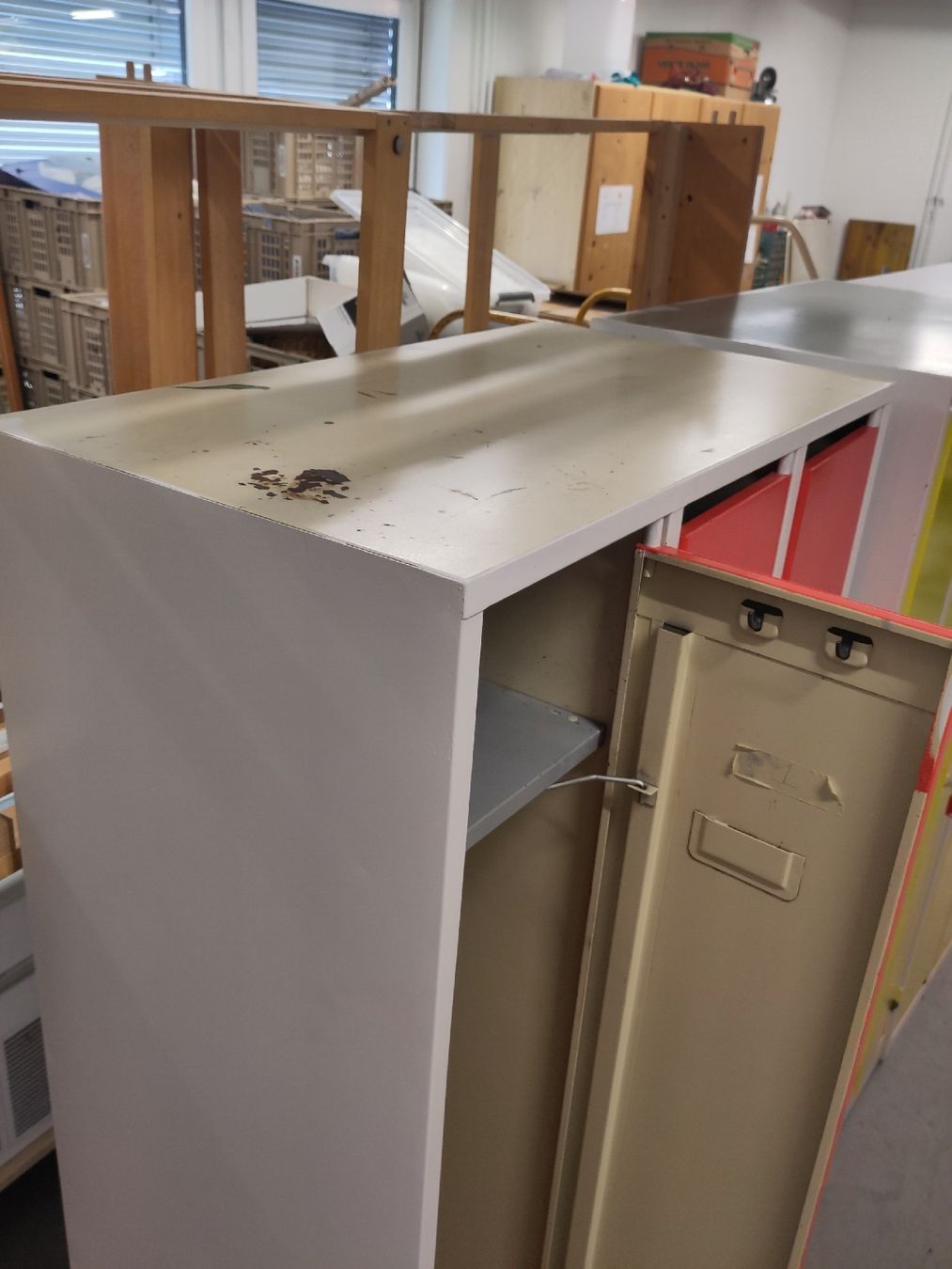 Armadi: Garderobenschrank/ Spind rot lackiert – Usato da Pratteln venduto da Cartonsducoeur_bl 7
