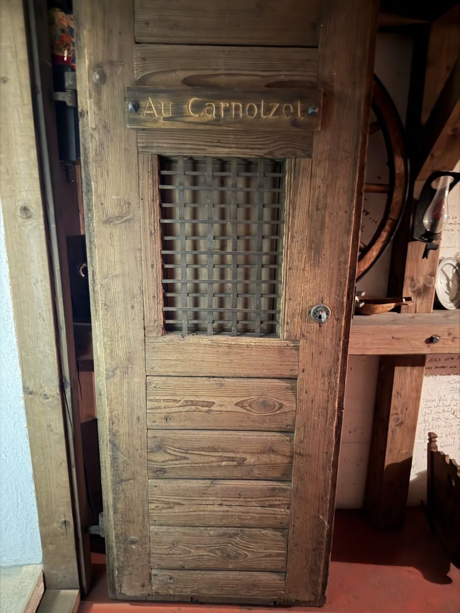 Tische: Carnotzet- / Weinkeller Einrichtung mit Bar – Gebraucht aus Zürich von CeFiVu 1