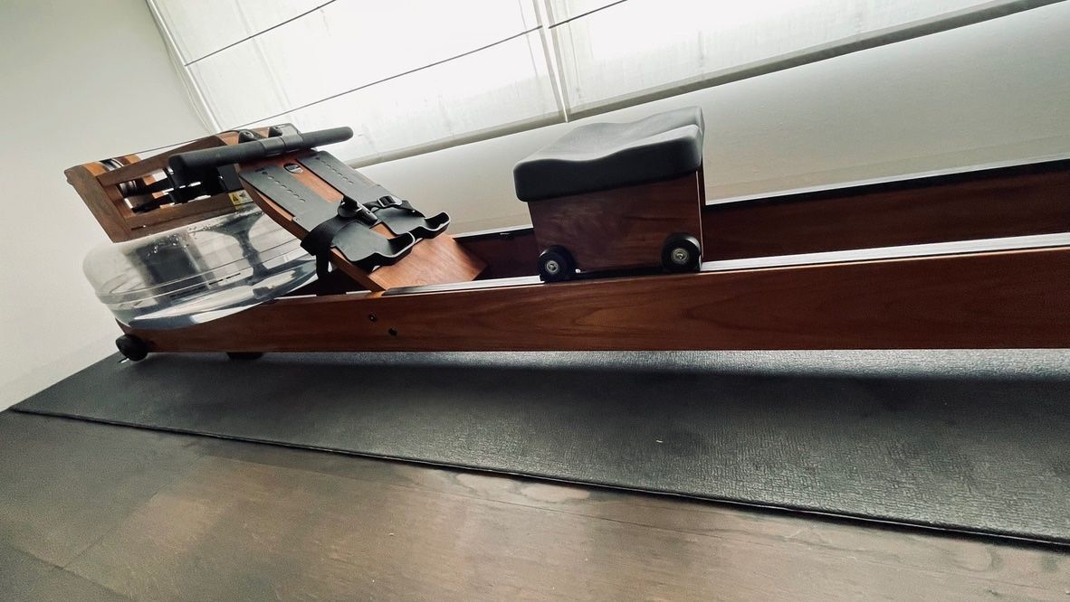WaterRower Hometrainer: WaterRower Rudergerät Nussbaum mit Smartrow – Neu (gemäss Beschreibung) aus Maur von Grandslam