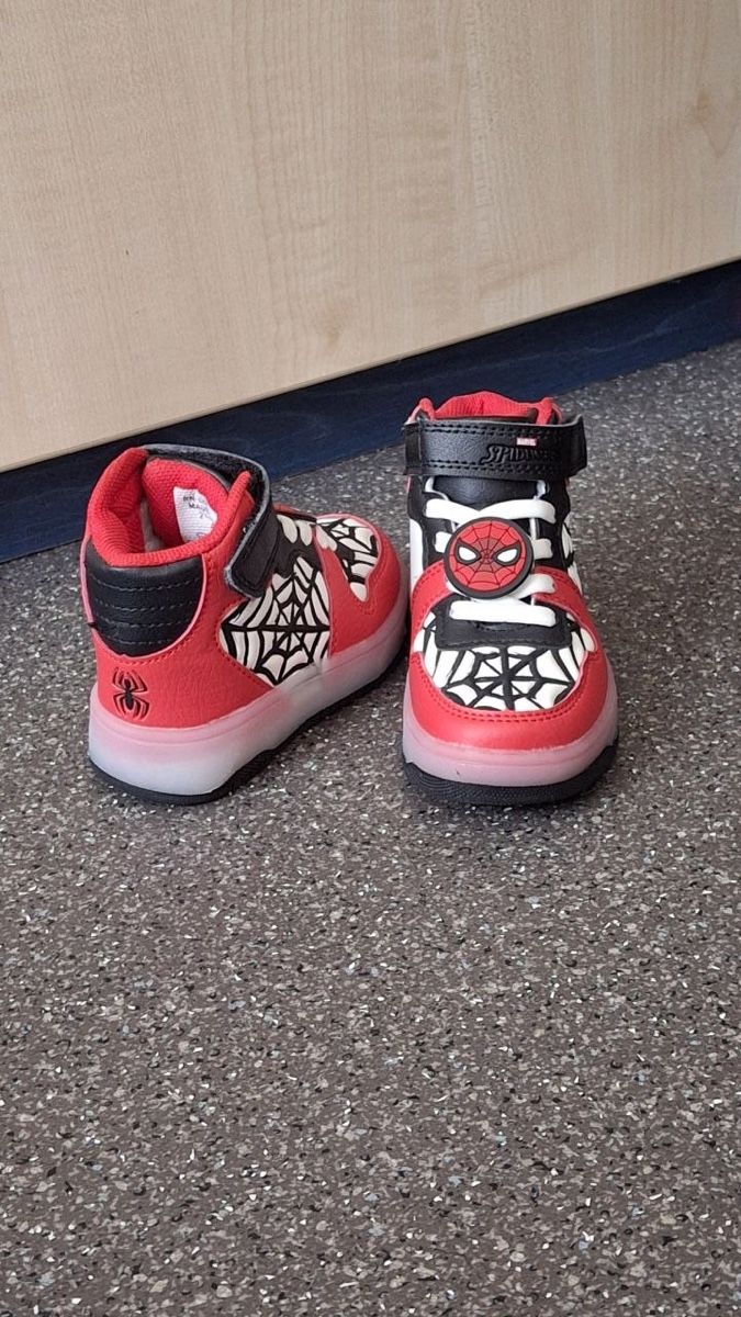 Scarpe per ragazzi: Kinder Turnschuhe Spiderman Grösse 28 neu – Usato da Zürich venduto da naz_h8jw 2