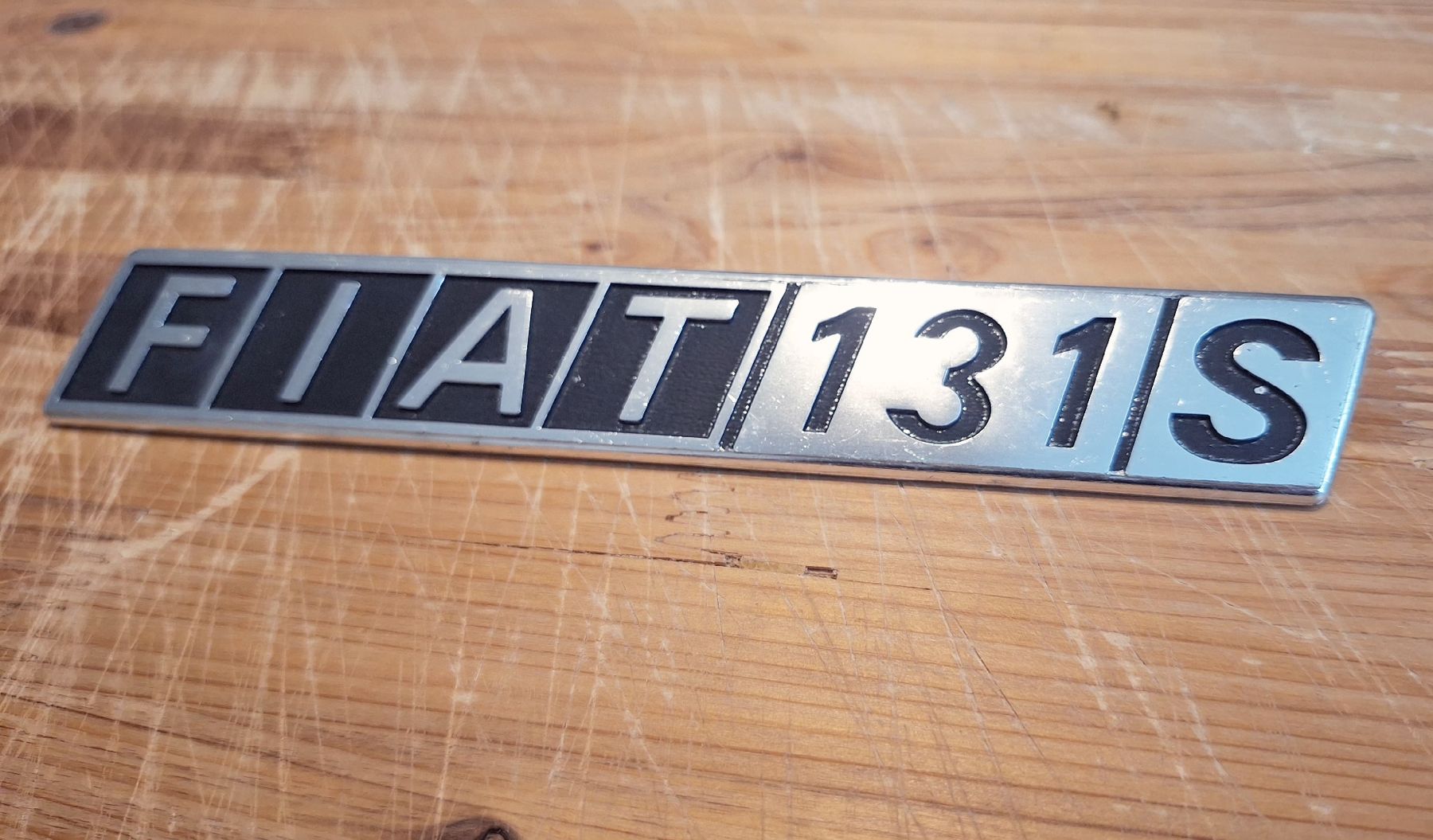 Fiat Tutti pezzi di ricambio auto: Fiat 131S Emblem – Usato da Triesen venduto da BLACKSHEEP75