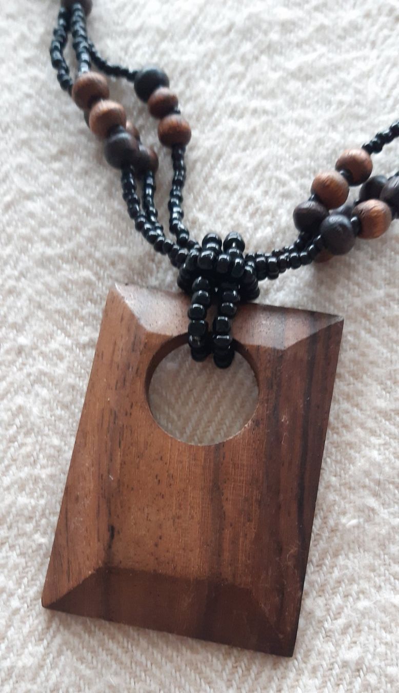 Catenine: Collier en bois et rocailles et cuir – Usato da Champvent venduto da lallina1974 1