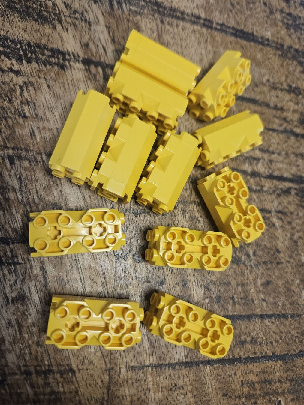 Lego Kit di costruzioni: lego 6042 lot de 12 pièces Yellow Brick, Modified Octagonal – Usato da Confignon venduto da Ecrofigs 1