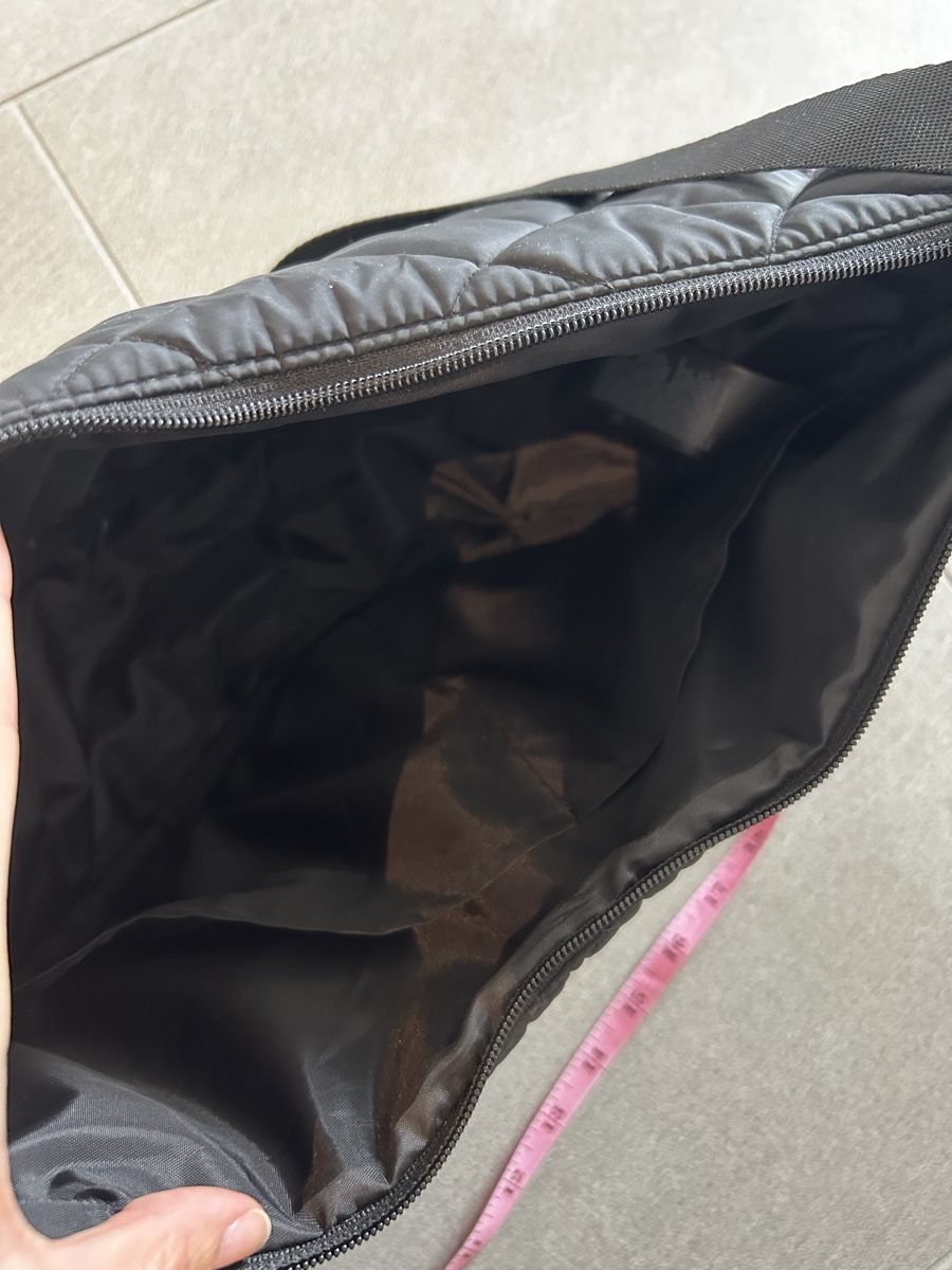 Uniqlo Taschen: Schwarze uniqlo Tasche  – Gebraucht aus Zürich von cos_b629 4