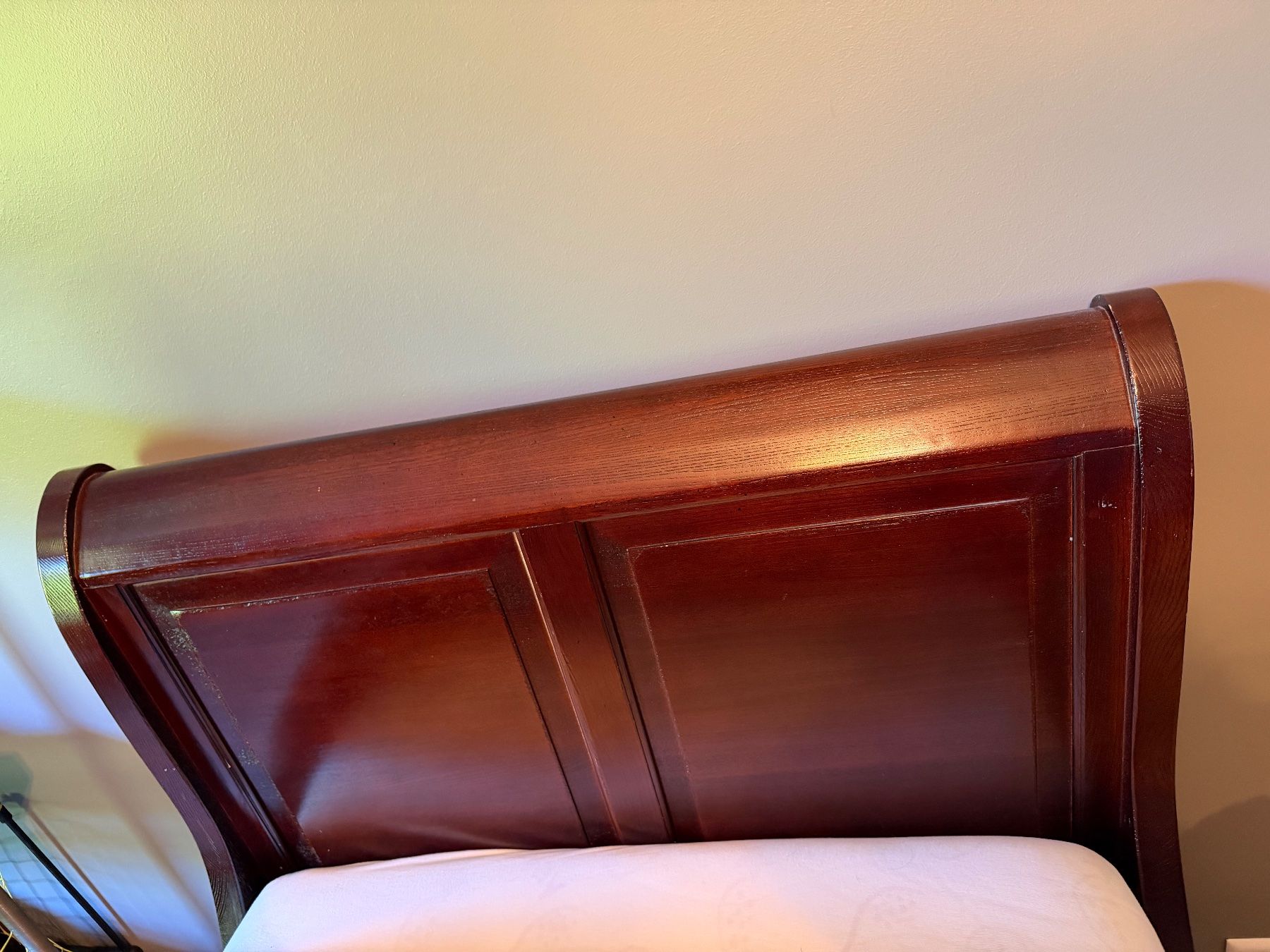 Betten: Solid Wood  Bed-Classic Design – Gebraucht aus Kilchberg ZH von Chua 1