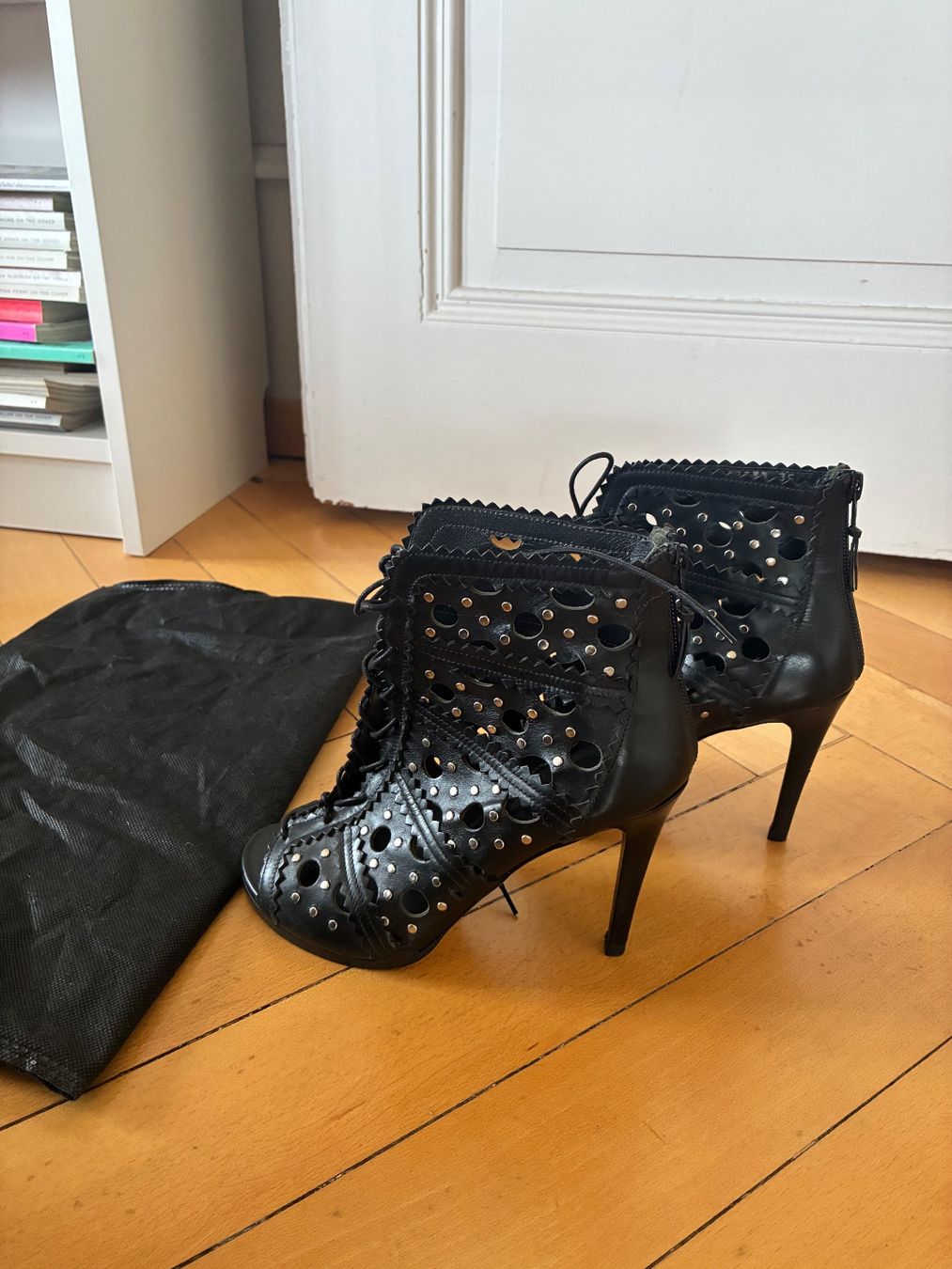 Stuart Weitzman Scarpe da donna: Stuart Weitzman Cagey Lace Up Booties – Usato da Fribourg venduto da waves55 1