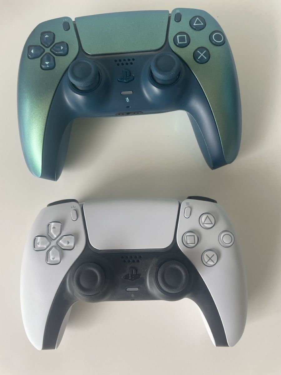 Controller: 1 normaler PS5 Controller und ein blauer PS5 Controller – Nuovo (secondo la descrizione) da Arbon venduto da rainihung