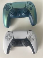 1 normaler PS5 Controller und ein blauer PS5 Controller