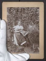 Fotografie junge Frau sitzt Stickend im 