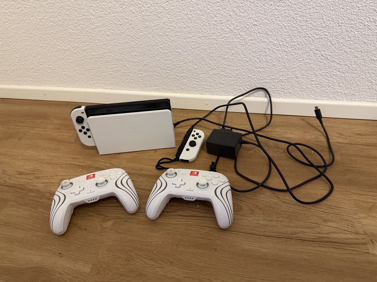 Stinchiere & Fasciature: Nintendo Switch mit Controller – Nuovo (secondo la descrizione) da Kefikon TG venduto da jel_72fp