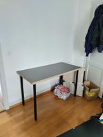 Schreibtisch Ikea, graue Platte, schwarze Metallbeine