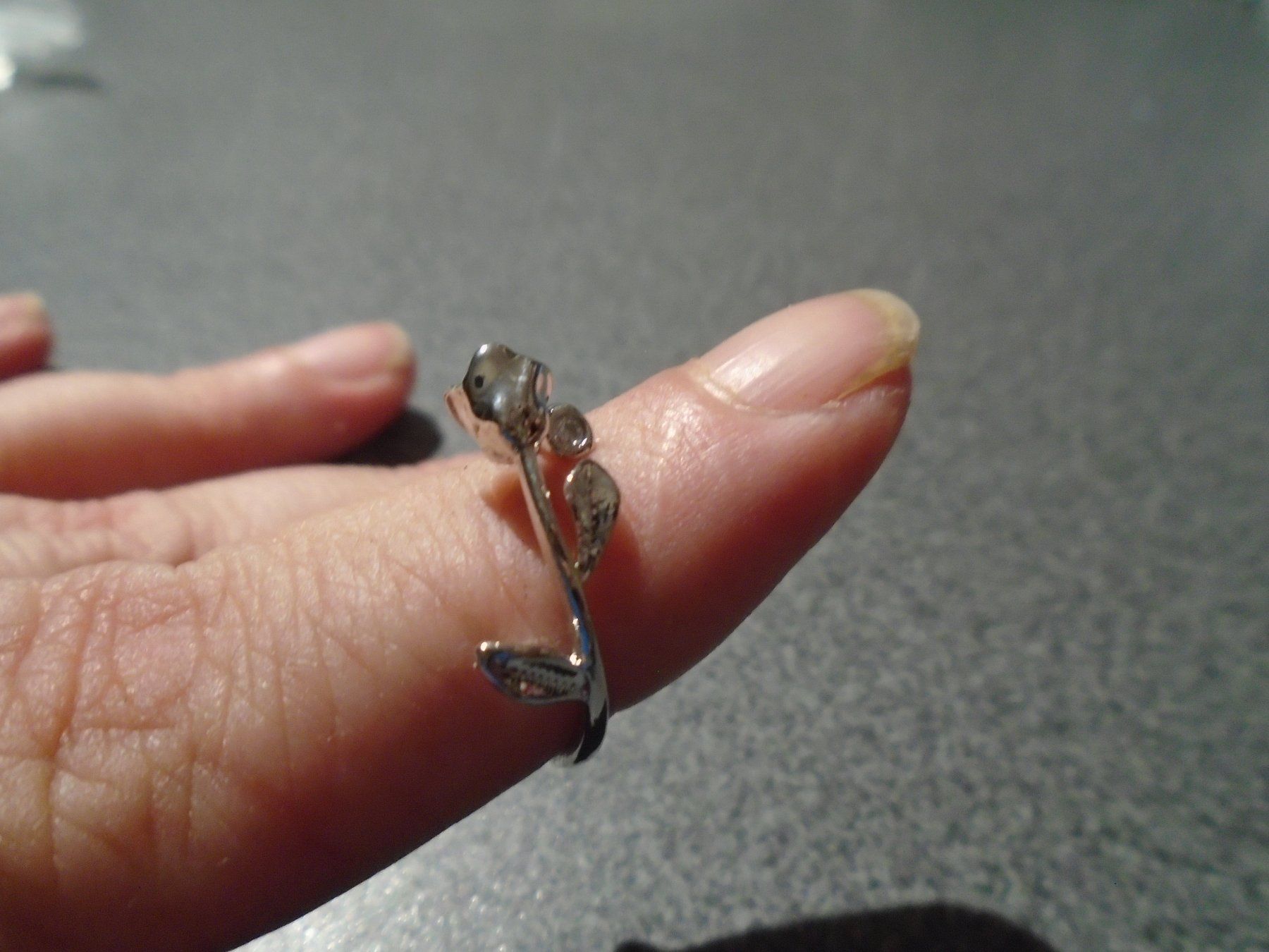 Ringe: Ring silberfarbig Blume/weisses Steinchen – Neu und originalverpackt aus Zürich von abraxas1291