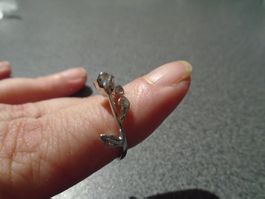 Ring silberfarbig Blume/weisses Steinchen
