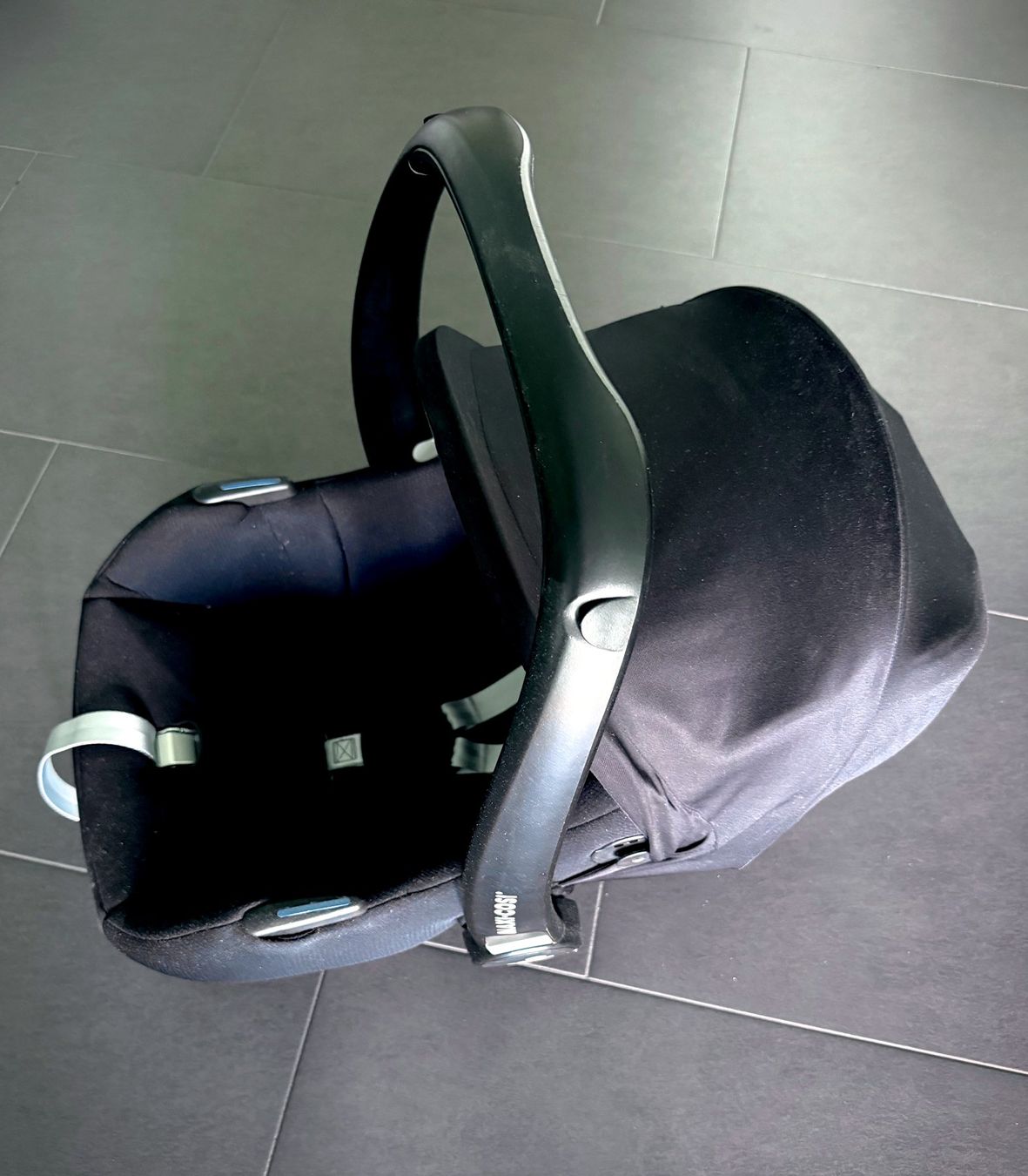 Maxi-Cosi Seggiolini per auto: Maxi-Cosi CabrioFix i-Size Babyschale, schwarz – Usato da Bremgarten b. Bern venduto da ric200001 2