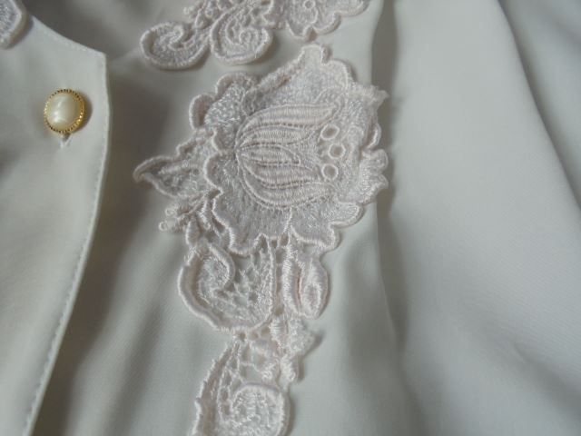 Camicette: Bluse weiss m.Spitzen Gr. 52/54 – Usato da Hinwil venduto da Glasperlen 4
