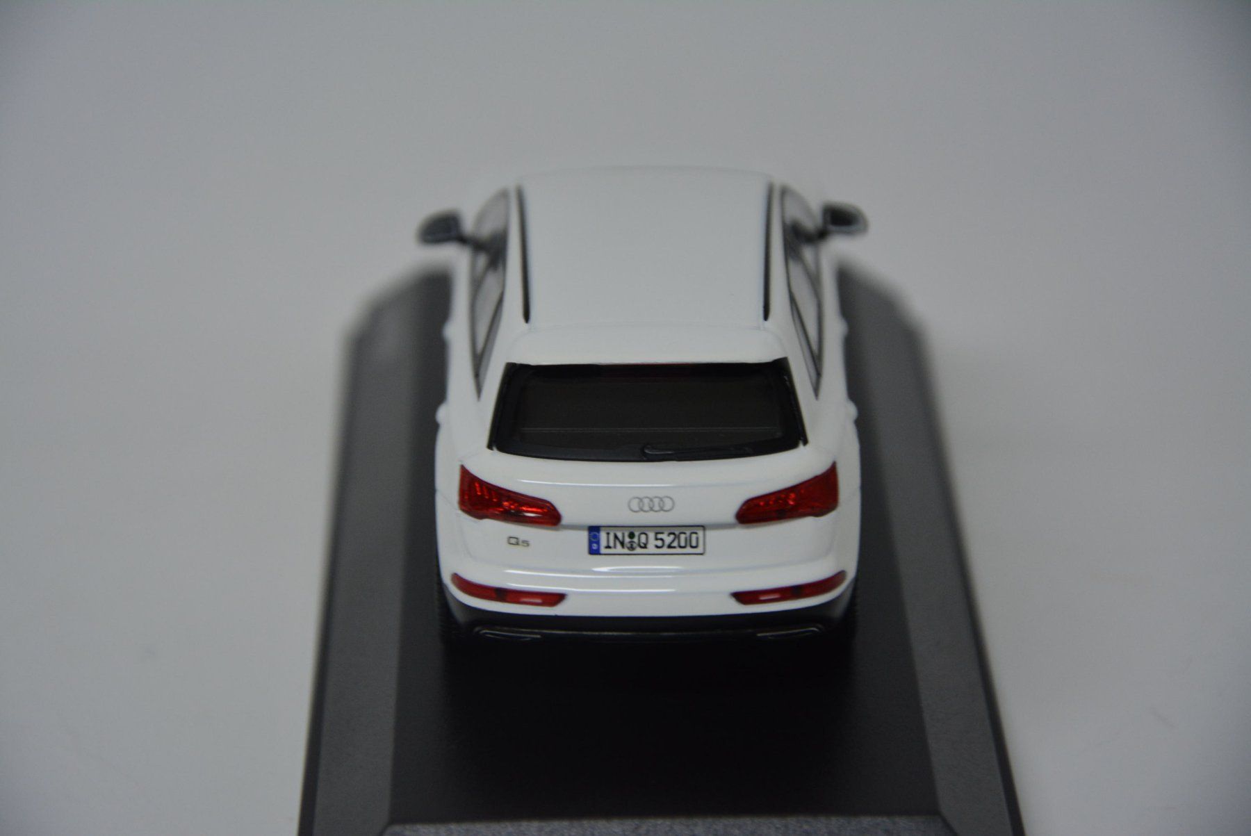 Audi Modellautos: Audi Q5  2016 , Ibisweiss , 1:43 – Neu und originalverpackt aus Goldach von Feivel9 7