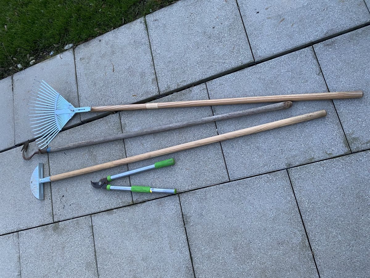 Tutti gli attrezzi: Gartenhelfer Set: Rechen, Hacke, Astschere – Usato da Weinfelden venduto da MariaTG 3