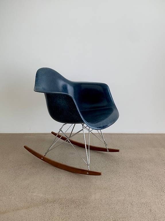 Eames Sedie: Original Eames Rocking Chair Herman Miller Dunkelblau 1964 – Usato da Edlibach venduto da second_hand