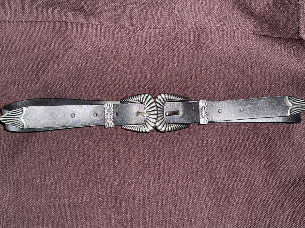 Ceintures: SCHWARZER LEDERGÜRTEL MIT WESTERNSCHNALLE – D'occasion à Schlieren par kle_dis