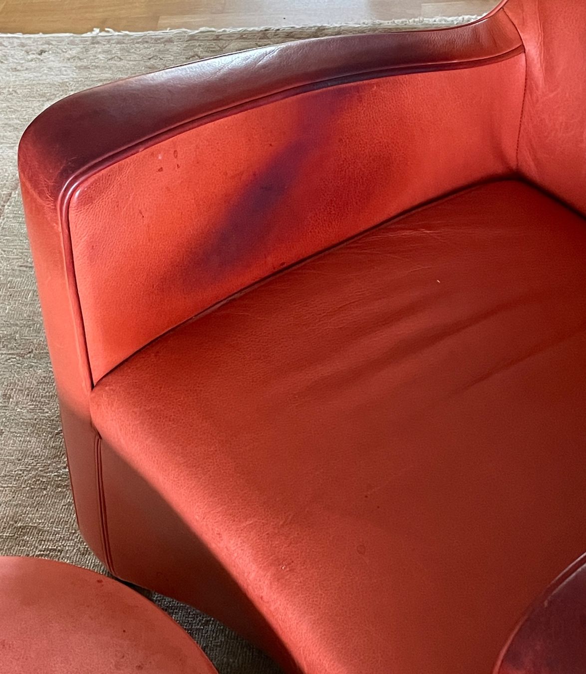 Poltrone: Vintage Ledersessel mit Hocker, Farbe Koralle – Usato da Volketswil venduto da rubin74 5