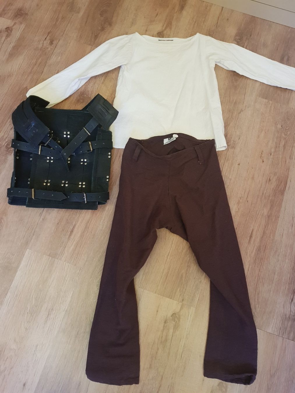 Costumi: Mittelalter, Kostüm Junge, Ritter, Lederrüstung – Usato da Trachslau venduto da Suslae