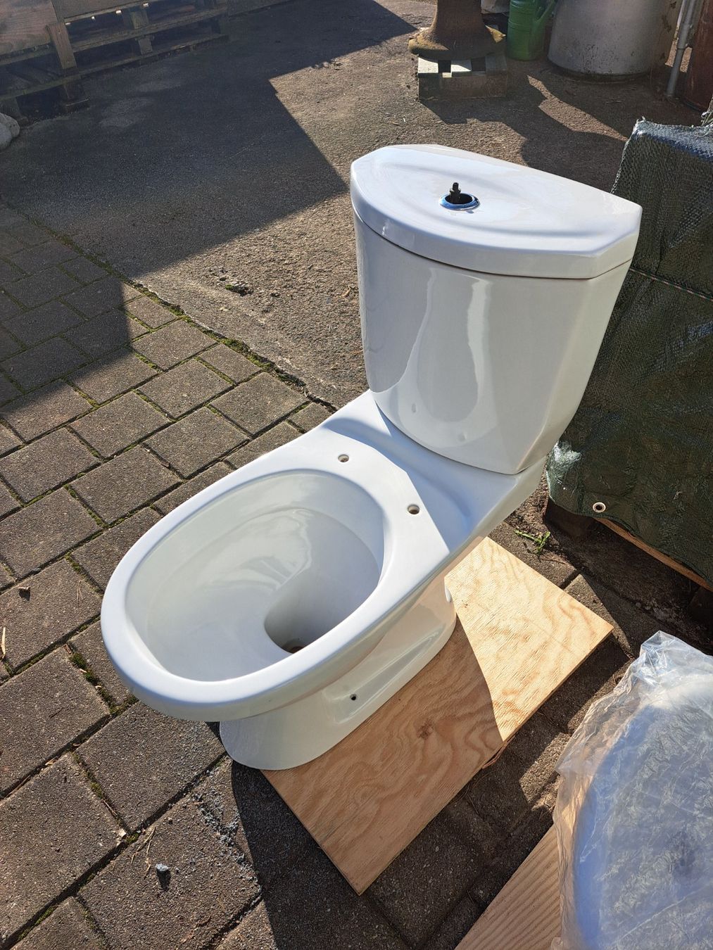 WC: Stand WC mit Spülkasten, Keramik – Gebraucht aus Rafz von MuriFinn 2