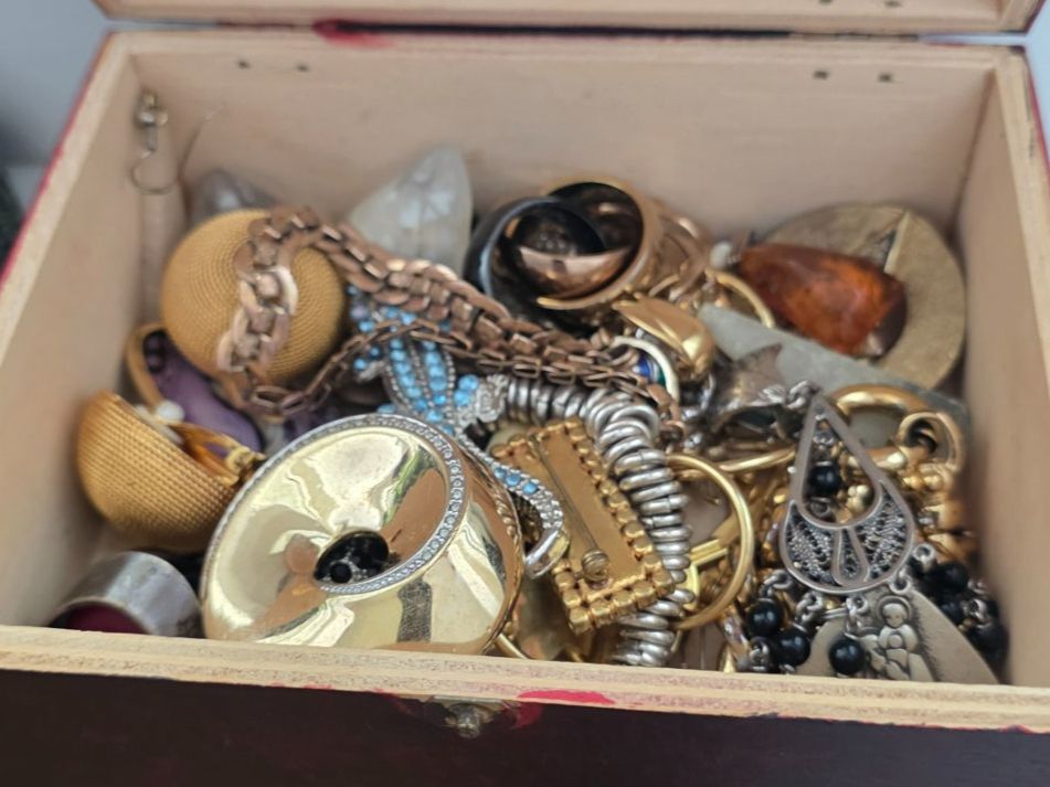 Altri gioielli: Holzschatulle mit Modeschmuck Konvolut – Usato da Wittenbach venduto da rose_rosi