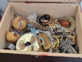 Holzschatulle mit Modeschmuck Konvolut