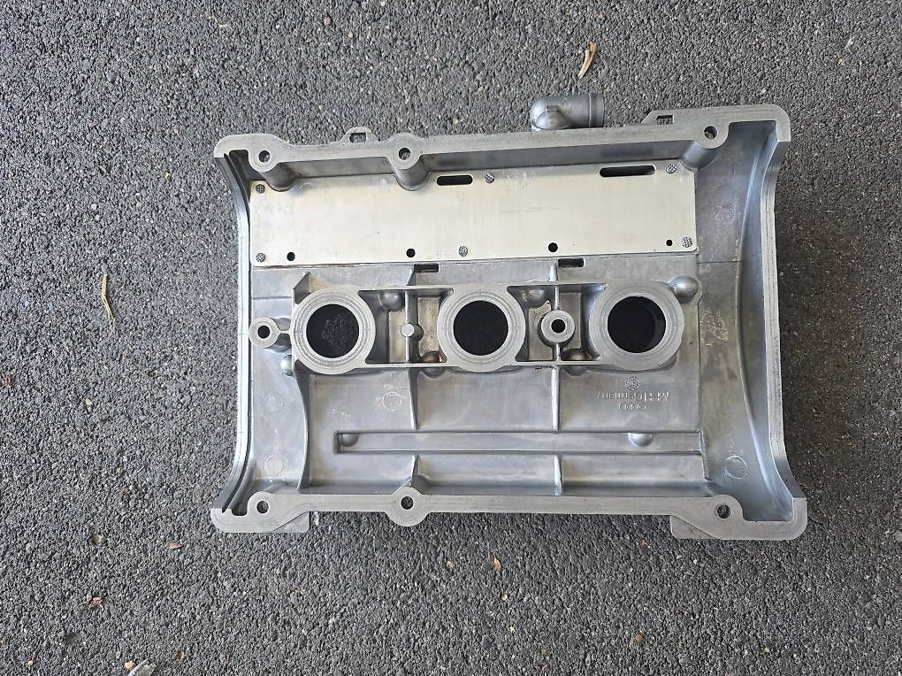 Toutes les pièces auto: Audi S4/RS4 B5 Ventildeckel – D'occasion à Zug par Edvard10