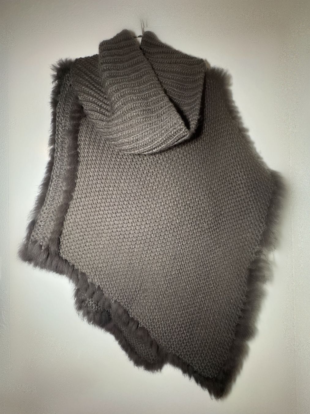 Sonstige Damenmode: Poncho mit Fell – Neu (gemäss Beschreibung) aus Kaiseraugst von Blondi_xx