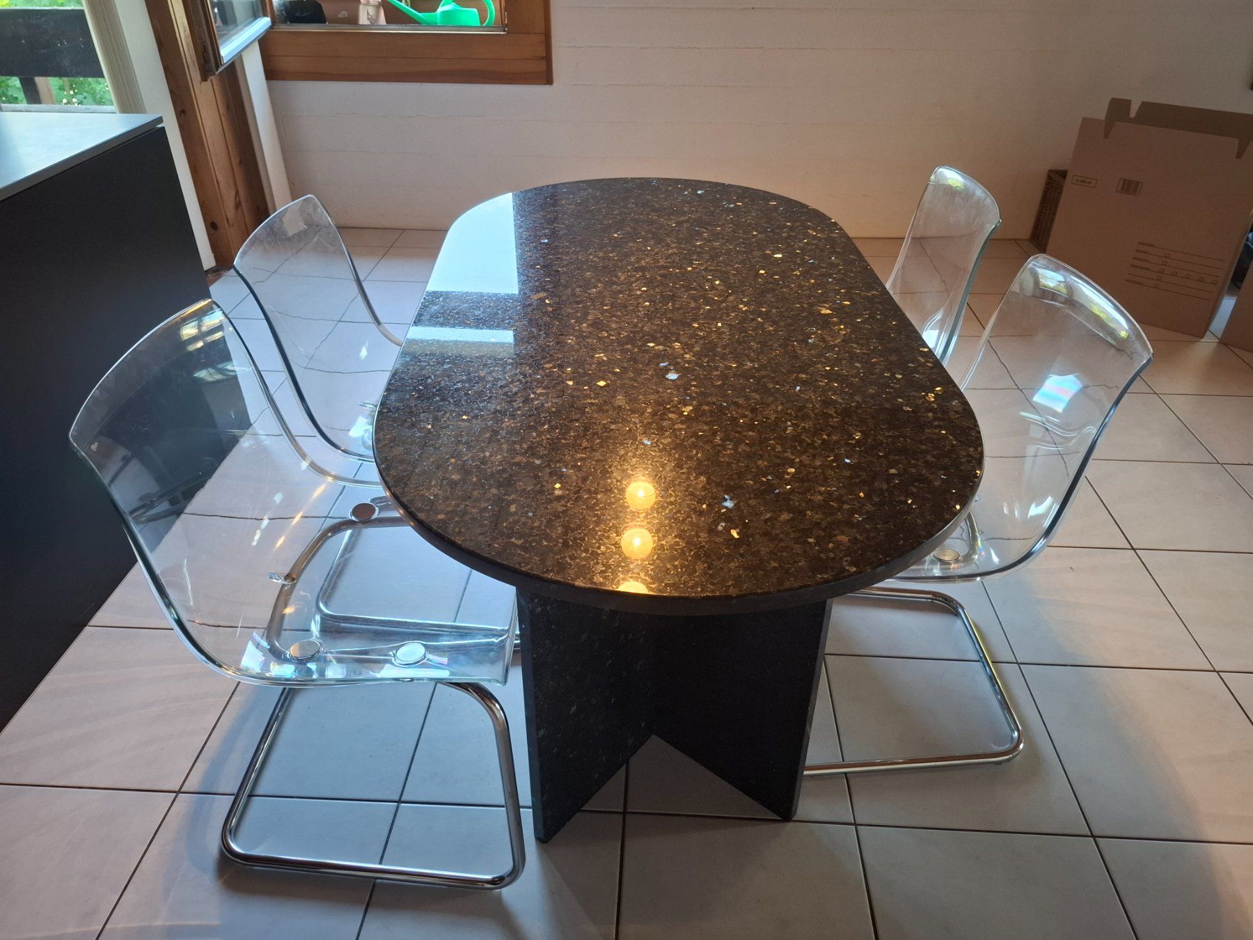 Tavoli: Granit Esstisch mit Stühlen – Usato da Mettmenstetten venduto da xxx14 1