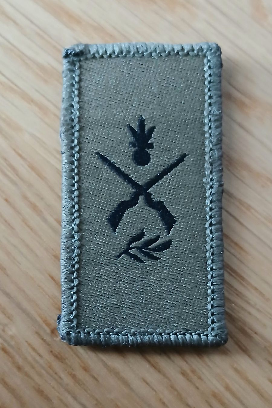 Schweizer Armee Placchette & Badge: Insigne Infanterie armée suisse – Usato da Sciernes-d'Albeuve venduto da Dojo004