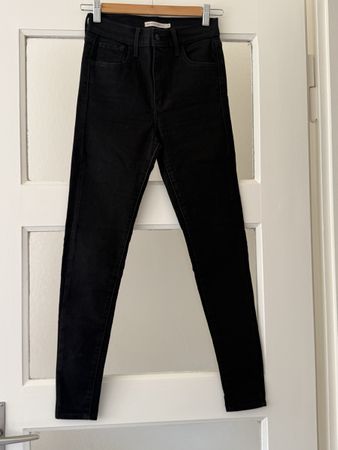 Schwarze Levi's 720 High Rise Super Skinny Jeans, 25