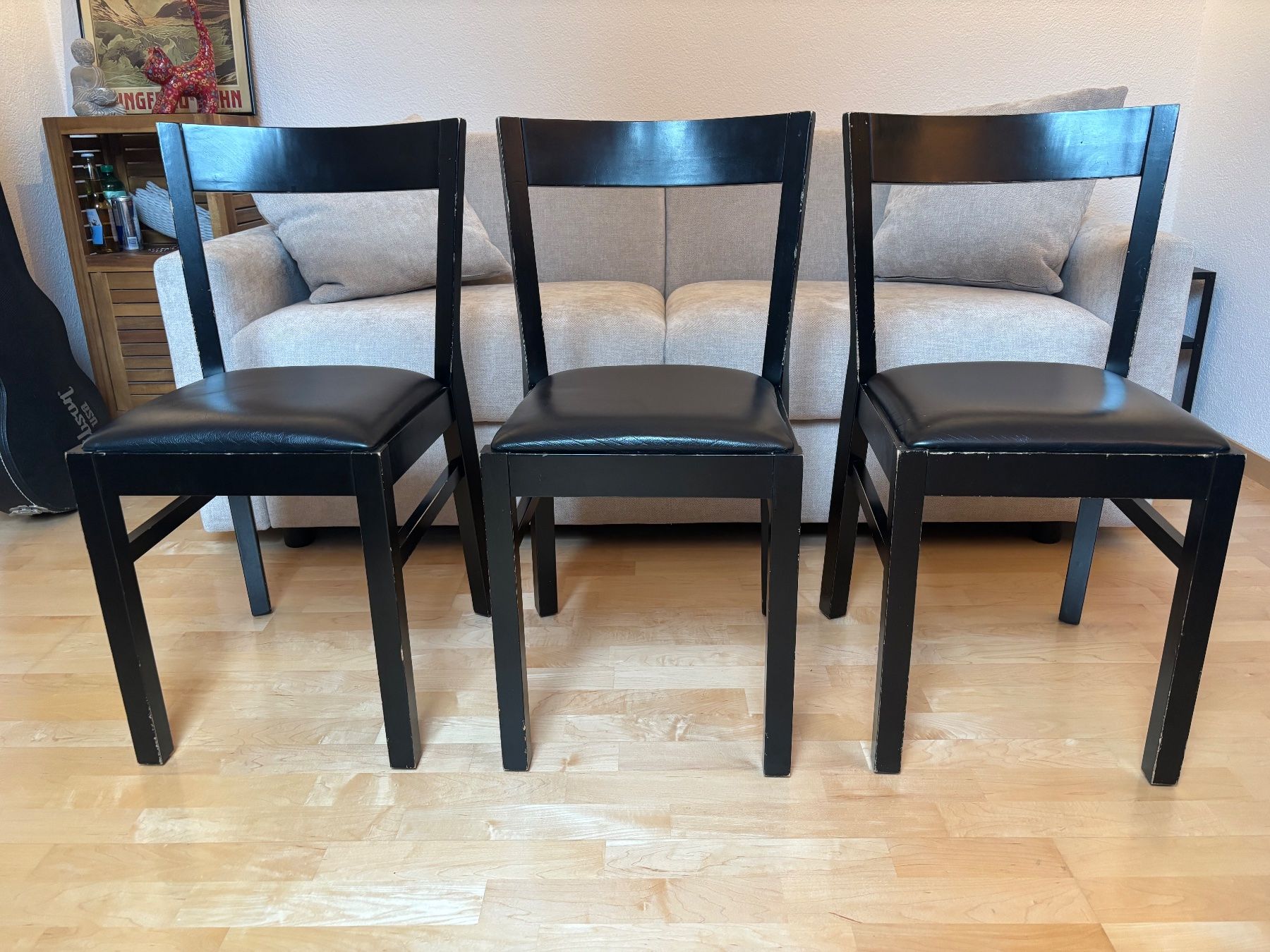 Stühle: Schwarze Holzstühle mit Polsterung – Gebraucht aus Uster von eri_cr55