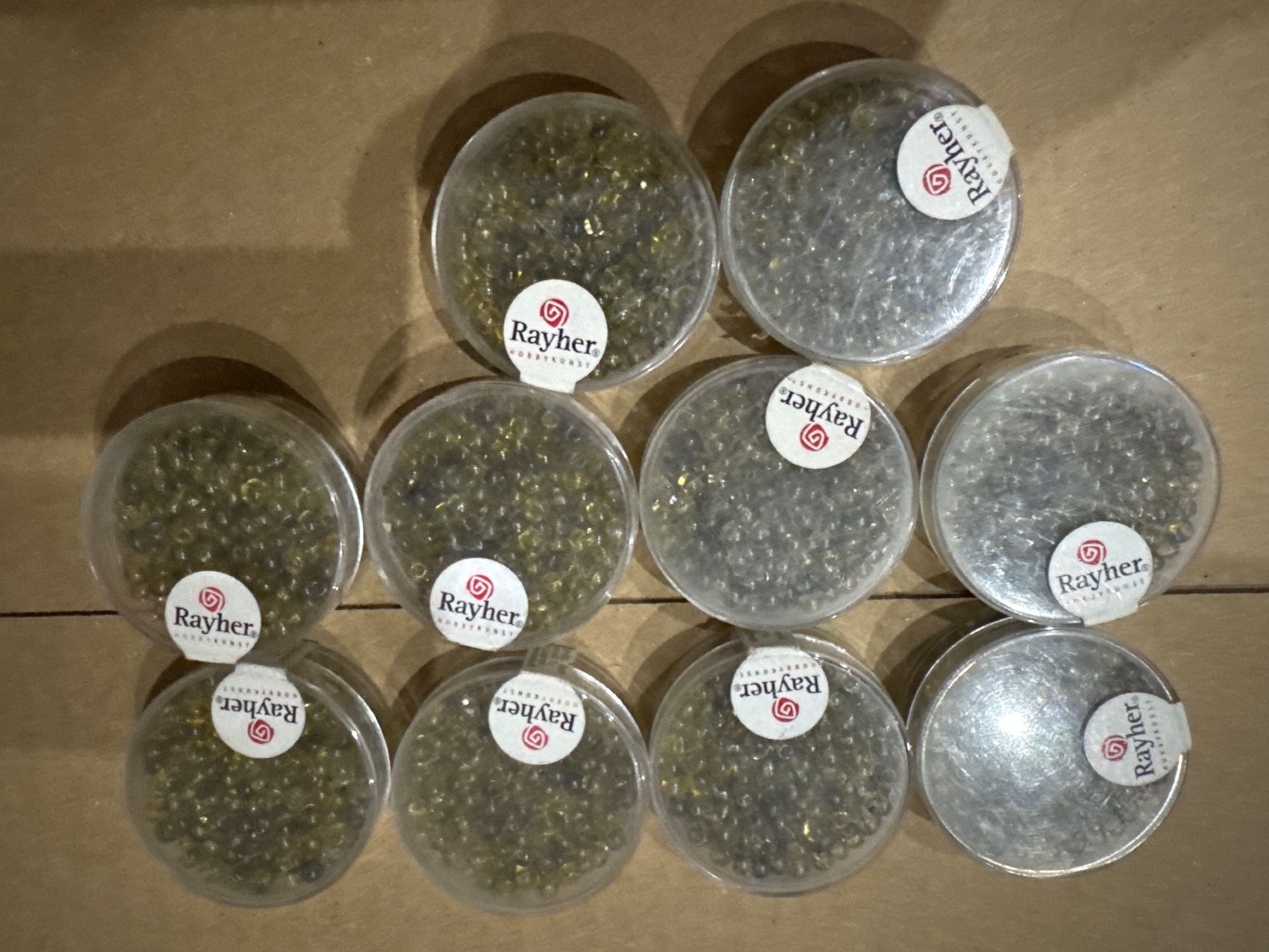 Perle (finte): Lot 10 boîtes perles rocailles two tone perle – Nuovo e nell'imballaggio originale da Lajoux JU venduto da Briard0