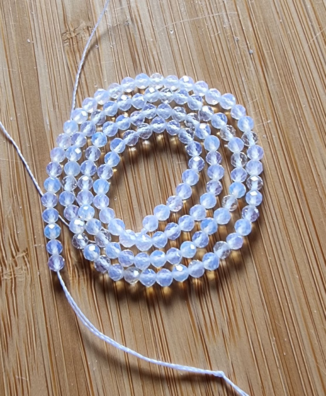 Minerali & Pietre curative: Opal weiss facettiert 3mm. Strang – Nuovo e nell'imballaggio originale da Menziken venduto da Mirager 1