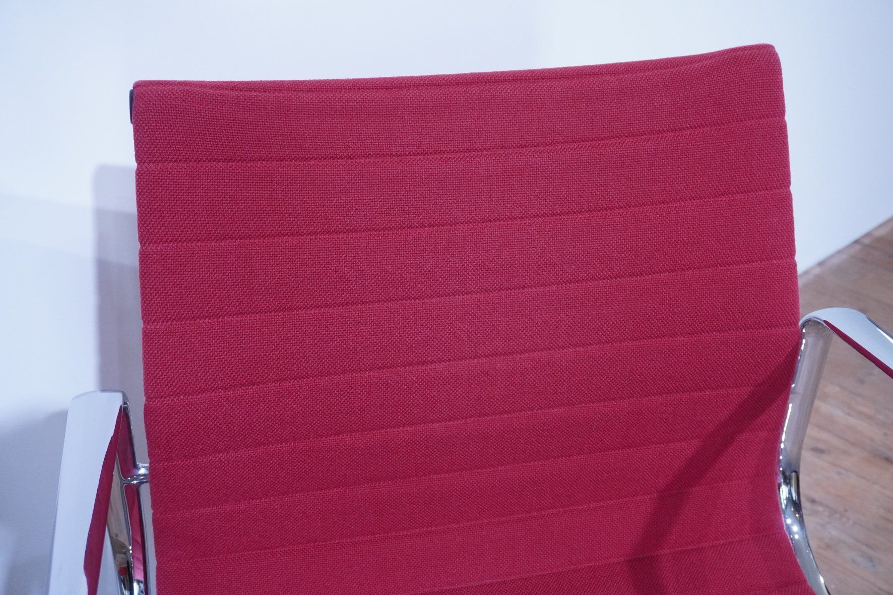 Vitra Sedie: Vitra Eames Alu Chair EA107 Hopsak rot – Usato da Bad Zurzach venduto da QLASSIQ 5