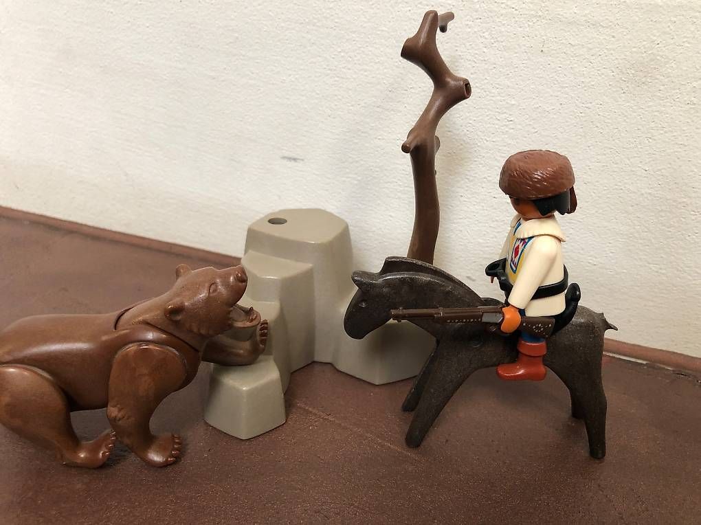 Spielzeuge: Playmobil Bär und Jäger – Gebraucht aus Madiswil von e4a 3